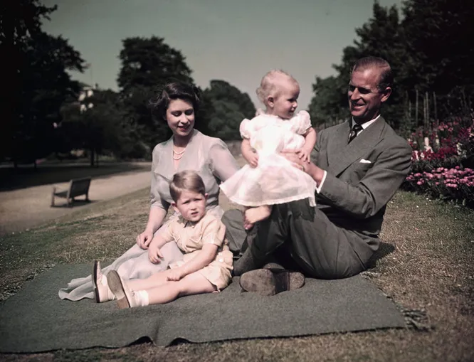 Королева Елизавета II c мужем принцем Филиппом, сыном Чарльзом и дочерью Анной на пикнике