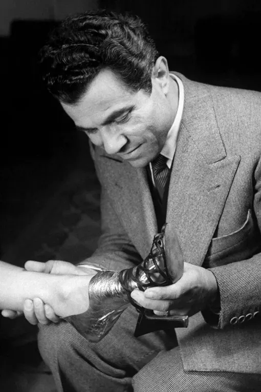 Сальваторе Феррагамо при создании ст, 1955