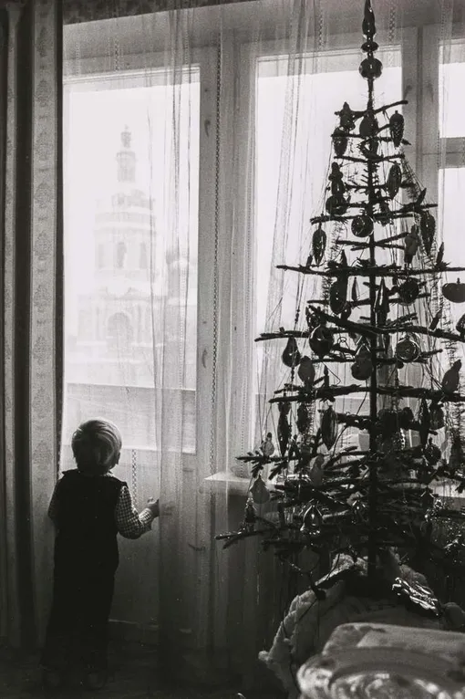 «Новое утро. Москва», Виктор Ахломов, 1973 г, серебряно-желатиновая печать, без рамы 42 x 28,5 см поздняя печать с подписью автора «Новое утро. Москва», Виктор Ахломов, 1973 г, серебряно-желатиновая печать, без рамы 42 x 28,5 см поздняя печать с подписью автора