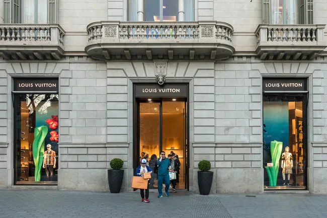 Челноки XXI века: как китайские банды годами наживались на Louis Vuitton и другом европейском люксе