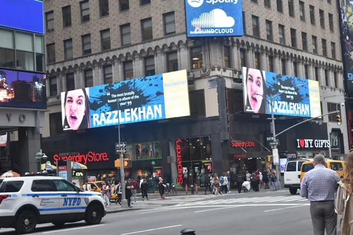 Свадебный подарок Ильи Лихтенштейна для Хизер Морган — билборд с рекламой Razzlekhan на Таймс-сквер за 25 тысяч долларов