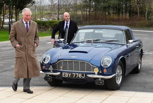 Принц Чарльз рядом со своим Aston Martin Db5