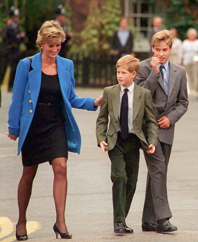 Принцесса Диана с сыновьями — принцем Гарри и Уильямом