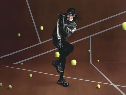 AVAVAV и adidas Originals вновь объединились и в своей второй коллаборации от души посмеялись над серьёзностью высокой моды. В их новой кампании даже само название заставляет улыбнуться — High Fashion, Low Performance