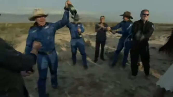 Джефф Безос и остальные члены экипажа New Shepard после приземления