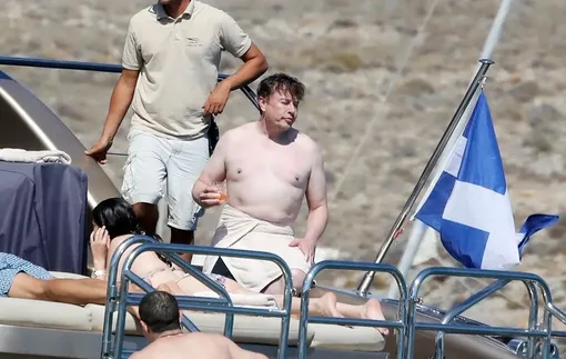 Илон Маск на яхте в Греции
