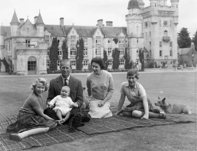 Королева Елизавета II c мужем принцем Филиппом и детьми — принцем Чарльзом, принцессой Анной и принцем Эндрю в 1960 году в замке Балморал в Шотландии