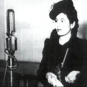 Эва Дуарте во время записи на радио в 1941 году