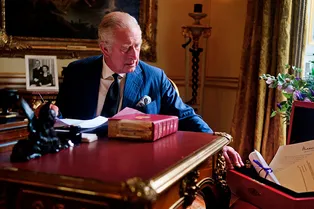 Что король Карл III хранит в знаменитом красном чемодане с секретом? Вот ответ