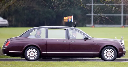 Король Карл III прибывает на лимузине Bentley State, чтобы принять участие в 200-м параде монарха в Королевской военной академии в Сандхерсте 14 апреля 2023 года в Кемберли (Англия)