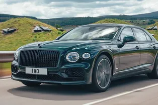 Bentley представила уникальный гибридный седан с 700-километровым запасом хода