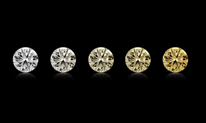 Чтобы правильно выбрать бриллиант, нужно обращать внимание не только на каратность и огранку, но также на цвет камня.