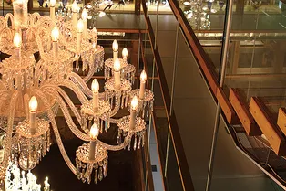 Как делаются бесценные хрустальные люстры, украшающие королевские дворцы