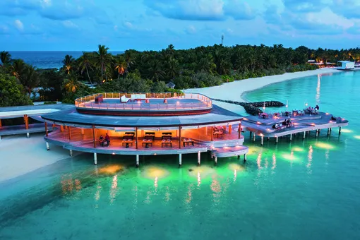 Fairmont Maldives — рай для гурмана. В Raha Market на берегу по вечерам проходят тематические ужины. Ресторан Kata предлагает азиатскую кухню, а Azure с открытой террасой — блюда высокой кухни в сочетании с винами из местного погреба