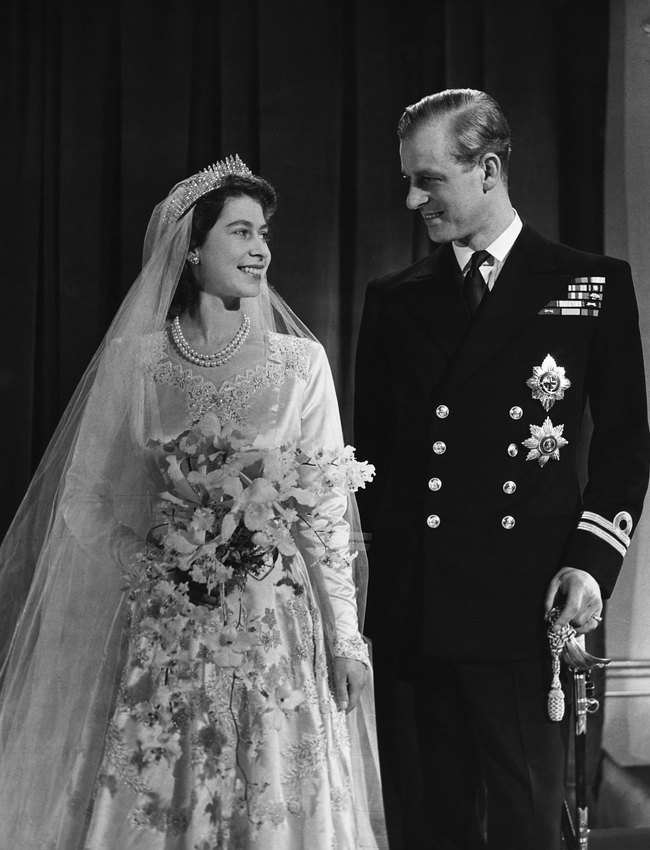 Принцесса Елизавета и ее муж Филипп в день свадьбы, 1947 год