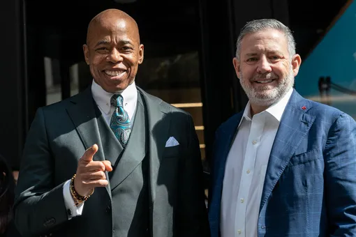 Мэр Эрик Адамс и президент и генеральный директор Фил Шоу присутствуют на торжественном открытии штаб-квартиры TransPerfect на Бродвее Мэр Эрик Адамс и президент и генеральный директор Фил Шоу присутствуют на торжественном открытии штаб-квартиры TransPerfect на Бродвее