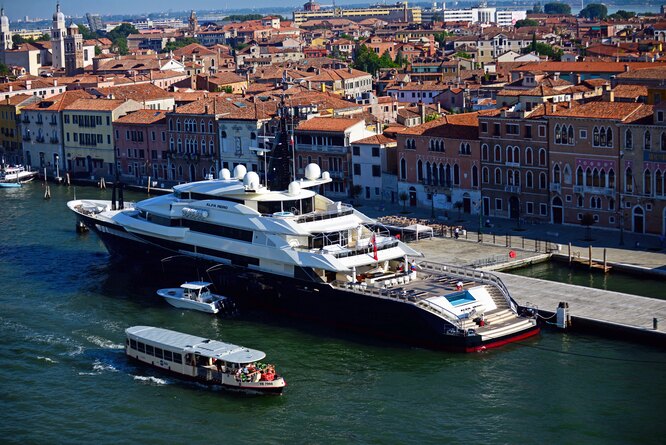Яхта Alfa Nero, которую приписывают совладельцу «ФосАгро», миллиардеру Андрею Гурьеву, в Венеции