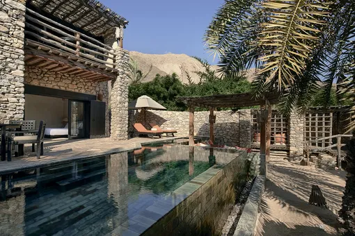 Виллы с бассейнами в тени пальм построены в традиционном для Омана стиле Виллы с бассейнами в тени пальм построены в традиционном для Омана стиле