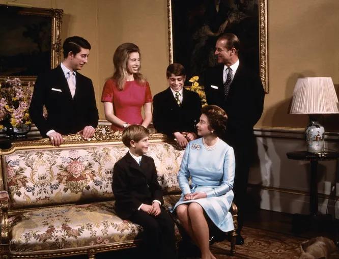 Королева Елизавета II с мужем принцем Филиппом и детьми — принцем Чарльзом, принцессой Анной, принцем Эндрю и принцем Эдвардом в гостиной Букингемского дворца