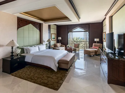 Гостям Shangri-La Al Husn доступно множество бесплатных привилегий — от ежедневно пополняемого мини-бара до вечернего чаепития и коктейля в живописном внутреннем дворе