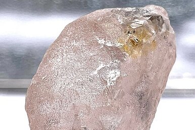 Найден самый крупный розовый алмаз за последние 300 лет