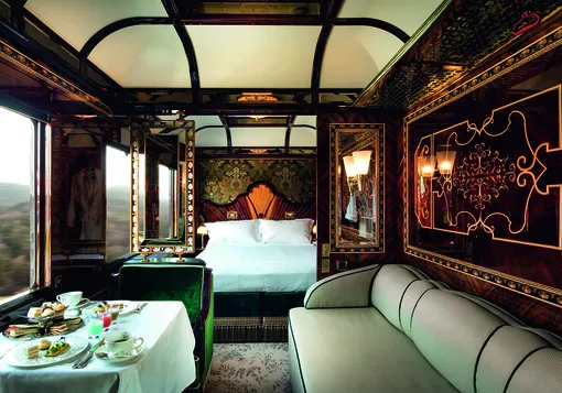 Люксы Grand Suites поезда VSOE декорированы в стиле европейских столиц. Это купе с маркетри посвящено Вене