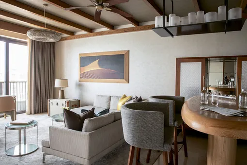 Все номера Jumeirah Al Naseem оформлены в современном стиле с деталями в духе бедуинских традиций