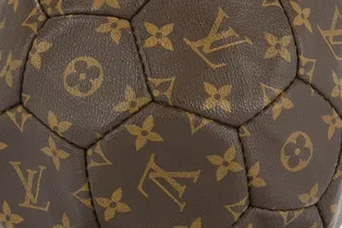 Louis Vuitton выставил на продажу старый футбольный мяч за 300 тыс. руб. Louis Vuitton выставил на продажу старый футбольный мяч за 300 тыс. руб.