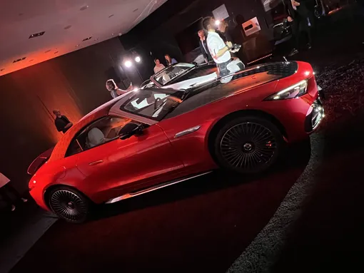 Красный Mercedes-Maybach SL 680 Monogram Series, ввезенный в Россию по предварительному заказу Красный Mercedes-Maybach SL 680 Monogram Series, ввезенный в Россию по предварительному заказу