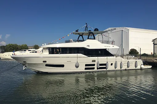 Компактный эксплорер Oceanic Yachts 76’ GT от верфи Canados спущен на воду