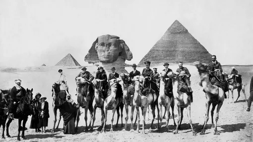 Фотография на фоне Сфинкса и Великих пирамид. Гертруда Белл сидит на верблюде между Уинстоном Черчиллем и Лоуренсом Аравийским