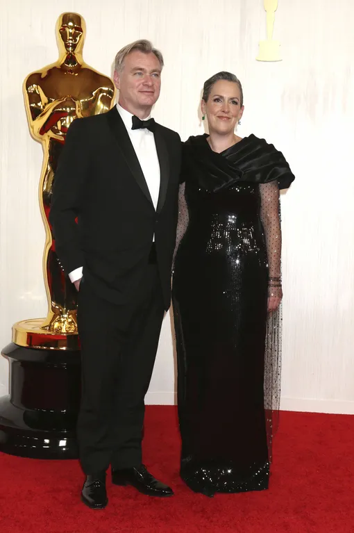 Кристофер Нолан в костюме от Dior Men с супругой Эммой Томас