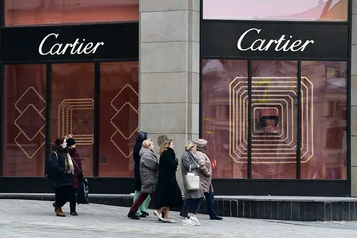 На момент своего открытия в 2013 году бутик Cartier площадью более 1000 кв. м в «Берлинском доме» был крупнейшим магазином этого ювелирного Дома в Европе и вторым по величине в мире. Дизайн его витрин неизменно привлекал внимание москвичей и туристов На момент своего открытия в 2013 году бутик Cartier площадью более 1000 кв. м в «Берлинском доме» был крупнейшим магазином этого ювелирного Дома в Европе и вторым по величине в мире. Дизайн его витрин неизменно привлекал внимание москвичей и туристов