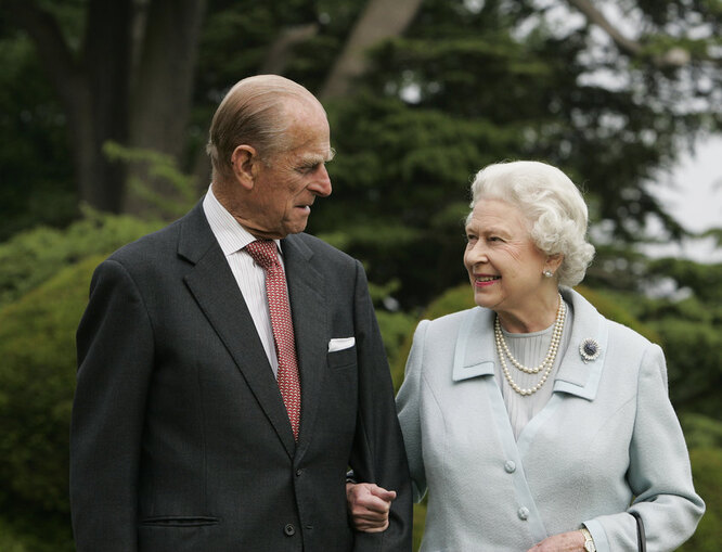 Принц Филипп и Елизавета II отметили 60-летие со дня свадьбы в поместье Бродлендс, 2007 год