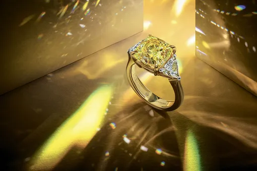 Кольцо с бриллиантом насыщенного оттенка Fancy Yellow из коллекции Classic Кольцо с бриллиантом насыщенного оттенка Fancy Yellow из коллекции Classic