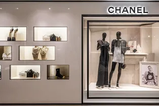 Российские блогеры обьявили бойкот Chanel и начали резать сумки бренда на камеру