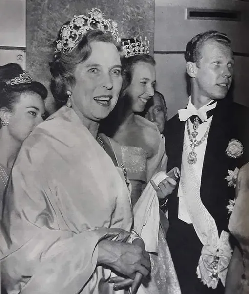 Королева Италии Мария Жозе рядом со своими детьми Марией Беатрис (наполовину скрытая слева), Марией Габриэллой и Виктором Эммануилом Савойскими. Афины, май 1962 год