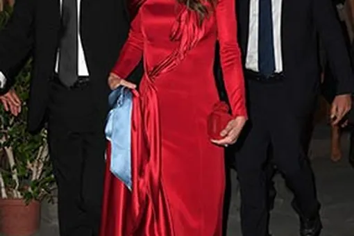 Королева Иордании в Atelier Versace на благотворительном аукционе во Флоренции