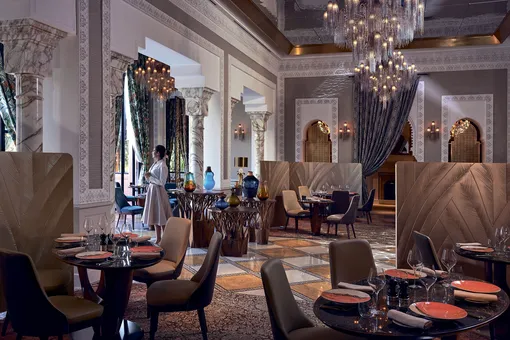 В La Grande Brasserie, французском ресторане отеля Royal Mansour Marrakech, воссоздано традиционное брассери: всё, как принято во Франции — от гастрономии до сервиса и презентации блюд