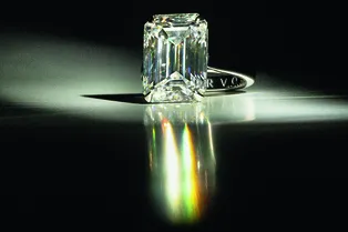 Глыба «льда»: как выглядит кольцо Darvol с внушительным 10-каратным бриллиантом