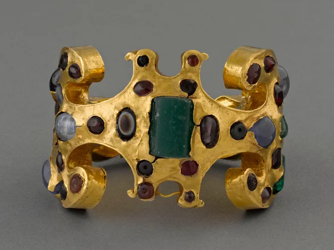 Найденный в некрополе Ямур (Сирия) золотой браслет, инкрустированный гранатами, зелёными флюоритами, сапфирами, аметистами и халцедонами, III в.