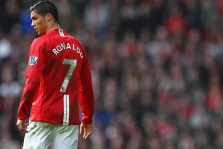 Криштиану Роналду переходит в «Манчестер Юнайтед». Какие часы носит знаменитый португалец?