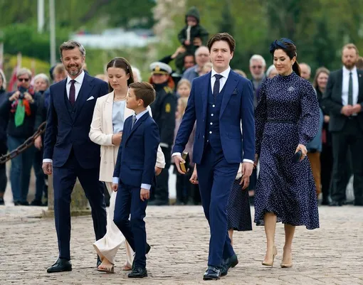 Принц Фредерик с женой и детьми
