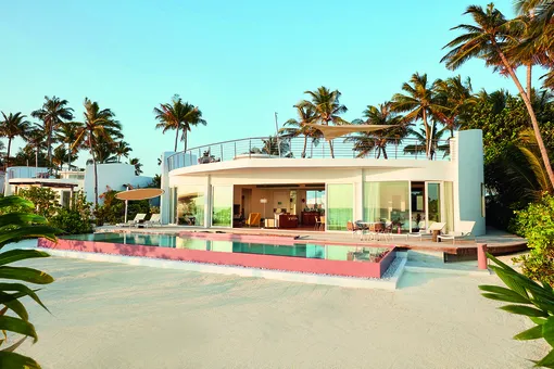 Всего в отеле 67 водных и пляжных вилл с террасами на крыше и частными бассейнами, а варианты с тремя спальнями оснащены тренажёрным залом