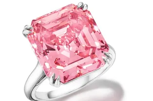 Огромный розовый бриллиант продадут на аукционе за астрономическую сумму