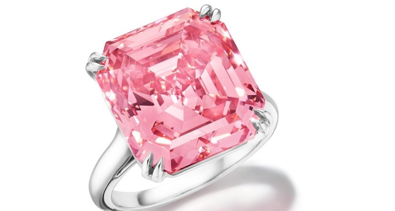 Огромный розовый бриллиант продадут на аукционе за астрономическую сумму