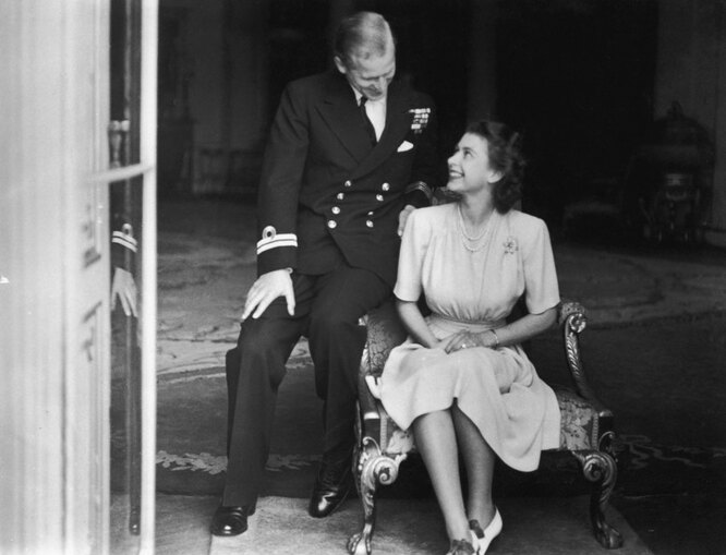 Принцесса Елизавета и Филипп Маунтбеттен 10 июля 1947 года в день объявления о помолвке