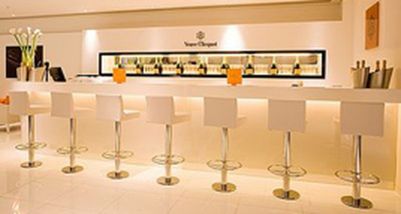 На шопинг как на праздник: Veuve Clicquot открывает бар в Harrod's