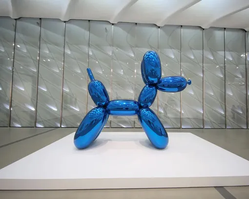Скульптура Джеффа Кунса в виде фигурки собаки