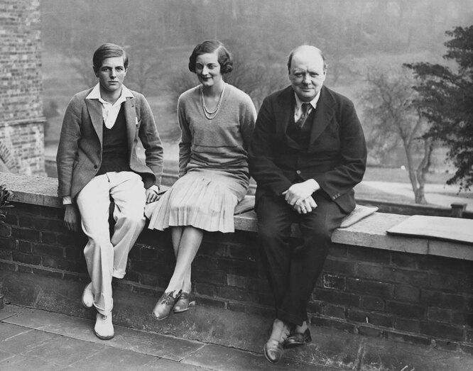 Уинстон Черчилль с сыном Рэндольфом и старшей дочерью Дианой